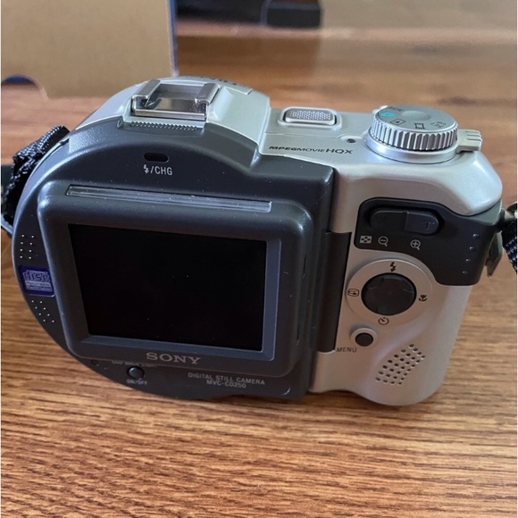 Sony CD Mavica Digital video/ Camera with CD-RW - Picture 7 of 16